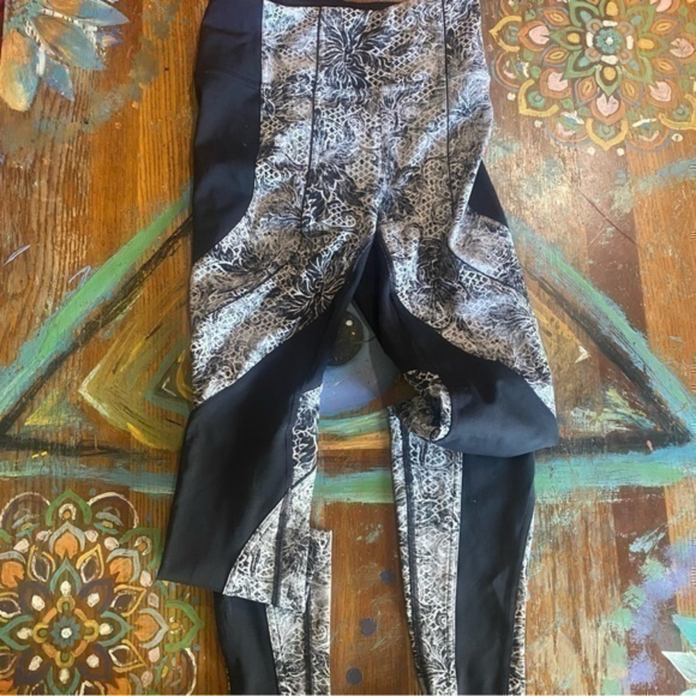 Lululemon Sweat & Repeat Tight Size 6 Black Serigraph Starlight Black